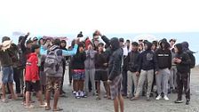 Protestas y gritos en la playa del Trampolín, en Ceuta, tras intentar desalojar el último campamento activo