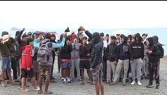 Protestas y gritos en la playa del Trampolín, en Ceuta, tras intentar desalojar el último campamento activo