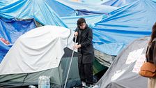 Las fuertes lluvias sorprenden a los acampados de Sol, que siguen achicando agua