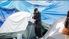 Las fuertes lluvias sorprenden a los acampados de Sol, que siguen achicando agua
