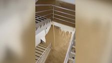 Cascadas de agua y pasillos inundados en el Hospital de Granollers por las fuertes lluvias