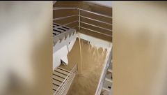 Cascadas de agua y pasillos inundados en el Hospital de Granollers por las fuertes lluvias
