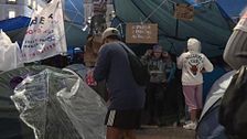 Las lluvias dan una tregua a los acampados en Sol tras una larga noche pasada por agua