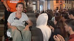 El emotivo aplauso y minuto de silencio por la muerte de Maricarmen en la Puerta del Sol