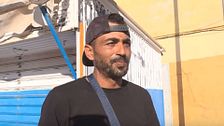 Samir, un migrante que “duerme en la calle” y se cobija de las lluvias y del frío en los soportales tras su llegada a Ceuta