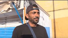 Samir, un migrante que “duerme en la calle” y se cobija de las lluvias y del frío en los soportales tras su llegada a Ceuta