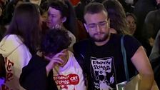 Los acampados en diferentes ciudades de España rinden homenaje a Maricarmen con marchas y más protestas