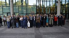 Más Madrid y PSOE guardan un minuto de silencio por Maricarmen en el patio de la Asamblea tras la negativa del PP y Vox
