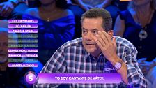 Tomás Roncero se esfuerza para adivinar qué famoso se considera a sí mismo un 'cantante de váter'