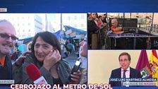 Martínez-Almeida ofrece una ruta alternativa a dos turistas afectados por el cierre de la estación de Metro de Sol: “Es una de las calles más bonitas de Madrid”