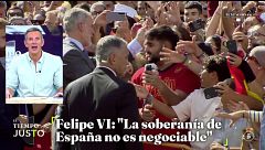 La madre de un niño de Melilla rompe a llorar tras entregarle una carta al Rey