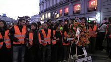 La marcha en honor a Maricarmen desde Sol hasta su casa: lágrimas, miles de pancartas y un emotivo "adiós con el corazón"