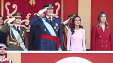 Los gestos y momentos clave del desfile militar de la Fiesta Nacional: del percance de Leonor con le Toisón de oro a los abucheos a Pedro Sánchez