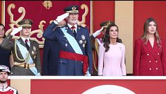 Los gestos y momentos clave del desfile militar de la Fiesta Nacional: del percance de Leonor con le Toisón de oro a los abucheos a Pedro Sánchez