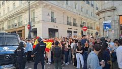 Tensión y enfrentamiento entre grupos de asistentes al desfile militar del 12 de octubre y de los acampados en Sol por la crisis de la vivienda