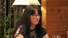 Nerea cuenta que su padre (votante de VOX) se está enterando por televisión de que es lesbiana