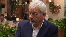 La reacción de Carlos Sobera tras no pillar el chiste de un comensal