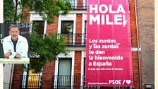 Joaquín Prat, de la irónica lona en Ferraz para recibir a Milei: "Es fantasía. Me parece un gran acierto del PSOE"