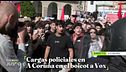 Tiran un huevo a un equipo de 'El tiempo justo' durante las cargas policiales en el boicot a Vox en A Coruña
