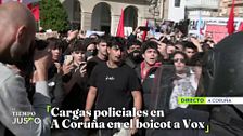 Tiran un huevo a un equipo de 'El tiempo justo' durante las cargas policiales en el boicot a Vox en A Coruña