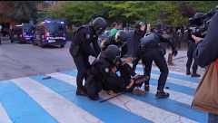 Una marcha por la huelga educativa en la Universidad Complutense de Madrid acaba con salvas de humo, cargas policiales, cinco detenidos y varios heridos