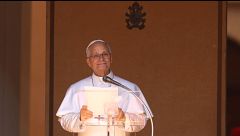 El papa León XIV se recupera favorablemente, recibe fisioterapia respiratoria y camina en la habitación