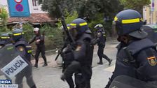 La policía carga contra los profesores ante el Palacio de Santoña: “Somos docentes no delincuentes”