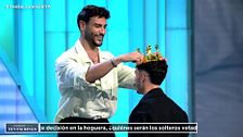 Gerard Arias hace entrega a Juanpi de "la corona del rey de los solteros": "A mí me la dio Manuel"