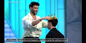 Gerard Arias hace entrega a Juanpi de "la corona del rey de los solteros": "A mí me la dio Manuel"