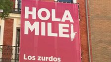 El PSOE da la bienvenida a Milei con una pancarta con motosierra: “Los zurdos y las zurdas…”