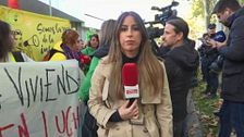 Los profesores se ponen una flor en el pelo en su concentración contra la Asamblea de Madrid: “Ayuso, aquí está tu coro rociero”