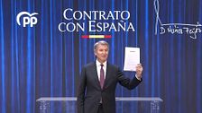 Feijóo firma con un contrato con España prometiendo “construir un millón de viviendas o tener mano dura con la inmigración”