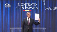 Feijóo firma con un contrato con España prometiendo “construir un millón de viviendas o tener mano dura con la inmigración”