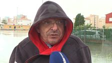 José Antonio, vecino de Oliva, tuvo que subirse en una mesa para salvarse de los “dos metros de agua” en su casa