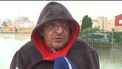 José Antonio, vecino de Oliva, tuvo que subirse en una mesa para salvarse de los “dos metros de agua” en su casa
