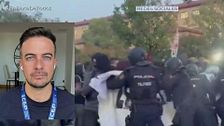 Insultos cruzados, lanzamientos de objetos y cargas policiales en el acto de Vito Quiles en Zaragoza