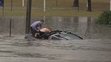 Un reportero y un ciudadano protagonizan el angustioso rescate de un conductor en las graves inundaciones de Australia