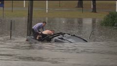 Un reportero y un ciudadano protagonizan el angustioso rescate de un conductor en las graves inundaciones de Australia