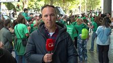 Cientos de profesores se concentran frente a la Asamblea de Madrid para pedir una negociación con la Consejería de Educación