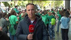 Cientos de profesores se concentran frente a la Asamblea de Madrid para pedir una negociación con la Consejería de Educación