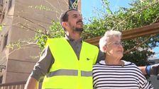Adil, de Marruecos, lleva seis años viviendo en Miramar, donde ayuda a sacar el agua de las casas tras la DANA Adam