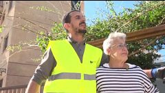 Adil, de Marruecos, lleva seis años viviendo en Miramar, donde ayuda a sacar el agua de las casas tras la DANA Adam