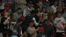 Trump, de nuevo abucheado en un acto de campaña por varios asistentes a quienes acusa de estar pagados