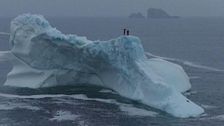 El espectacular salto de espaldas de una deportista desde un iceberg de 15 metros en Canadá