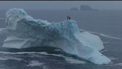 El espectacular salto de espaldas de una deportista desde un iceberg de 15 metros en Canadá