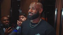 Donald Trump llama a LeBron James "desgracia" tras calentar mientras sonaba el himno: el jugador responde tajante a sus críticas