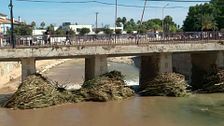 El taponamiento en el puente de Els Poblets, motivo principal del desbordamiento del río durante la DANA