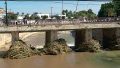 El taponamiento en el puente de Els Poblets, motivo principal del desbordamiento del río durante la DANA