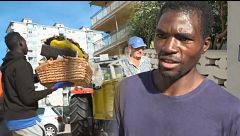 Los inmigrantes de Miramar abandonan el hotel de acogida para ayudar a los vecinos a limpiar sus casas tras la dana: "Necesitamos ayudar"