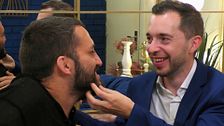 Flechazo en 'First Dates': Alexander y Raúl culminan su cita con una química brutal